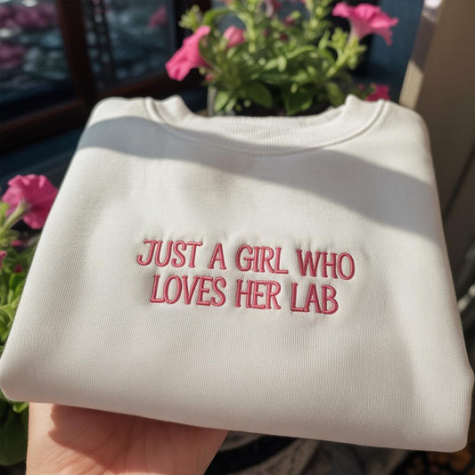 Embroidered Labrador Mom Crewneck: Trendy Dog Breed Sweatshirt
